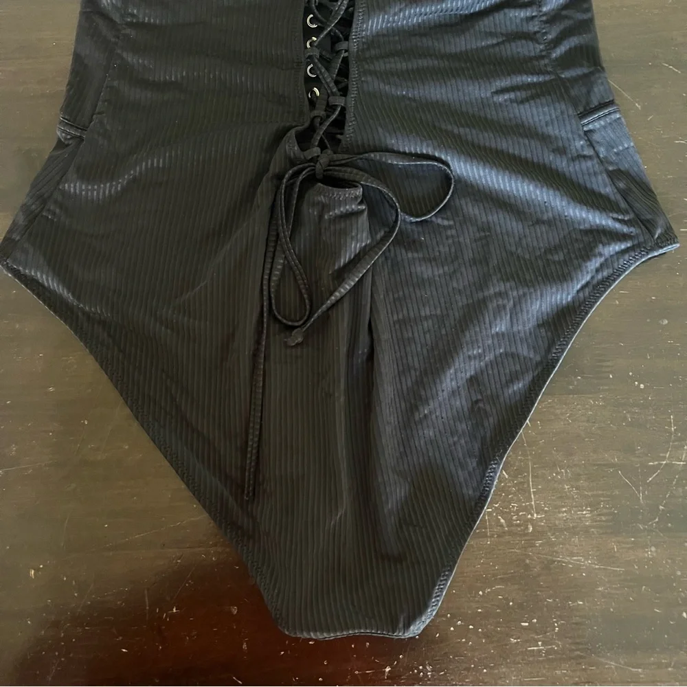 YMI black 3X one piece swimsuit adjustable straps removable pads. Lace up bust